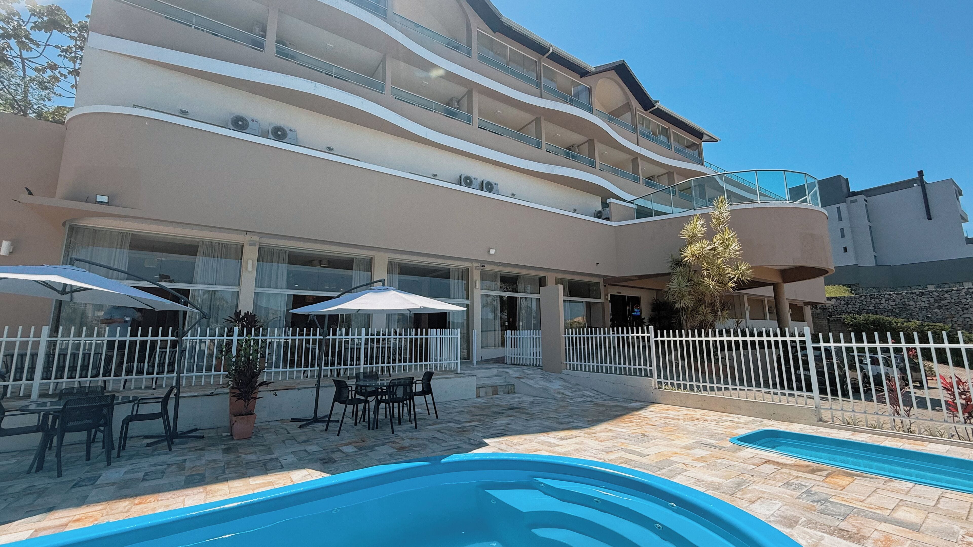 Piscina interna, guarda-sóis