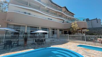 Piscina interna, guarda-sóis