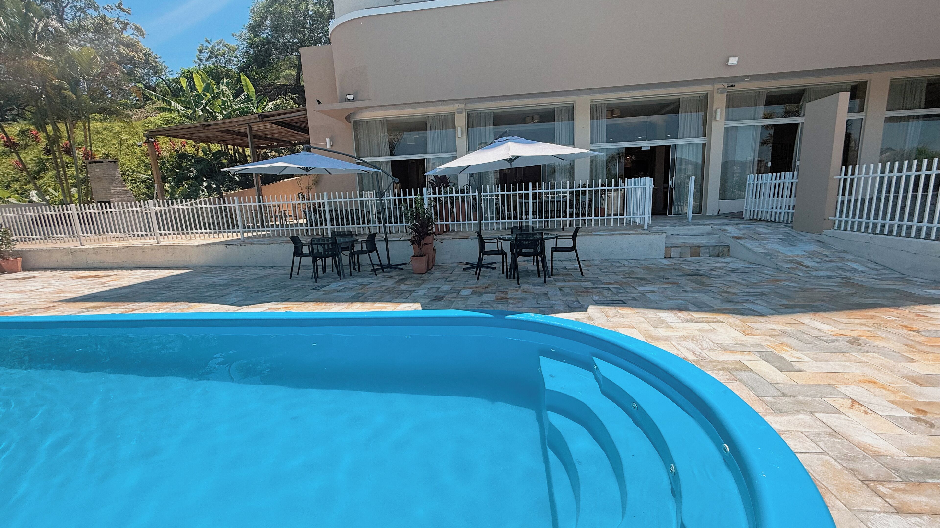 Piscina interna, guarda-sóis