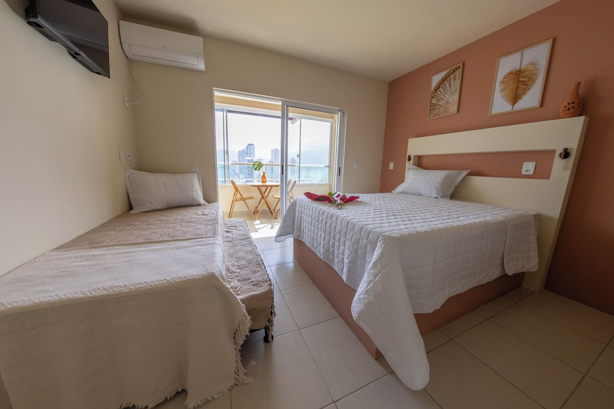 Superior kamer, balkon, uitzicht op het strand | Een minibar, een laptopwerkplek, gratis wifi, beddengoed