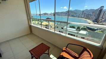 Quarto casal superior, 1 cama de casal, sacada, vista para o oceano | Vista da propriedade