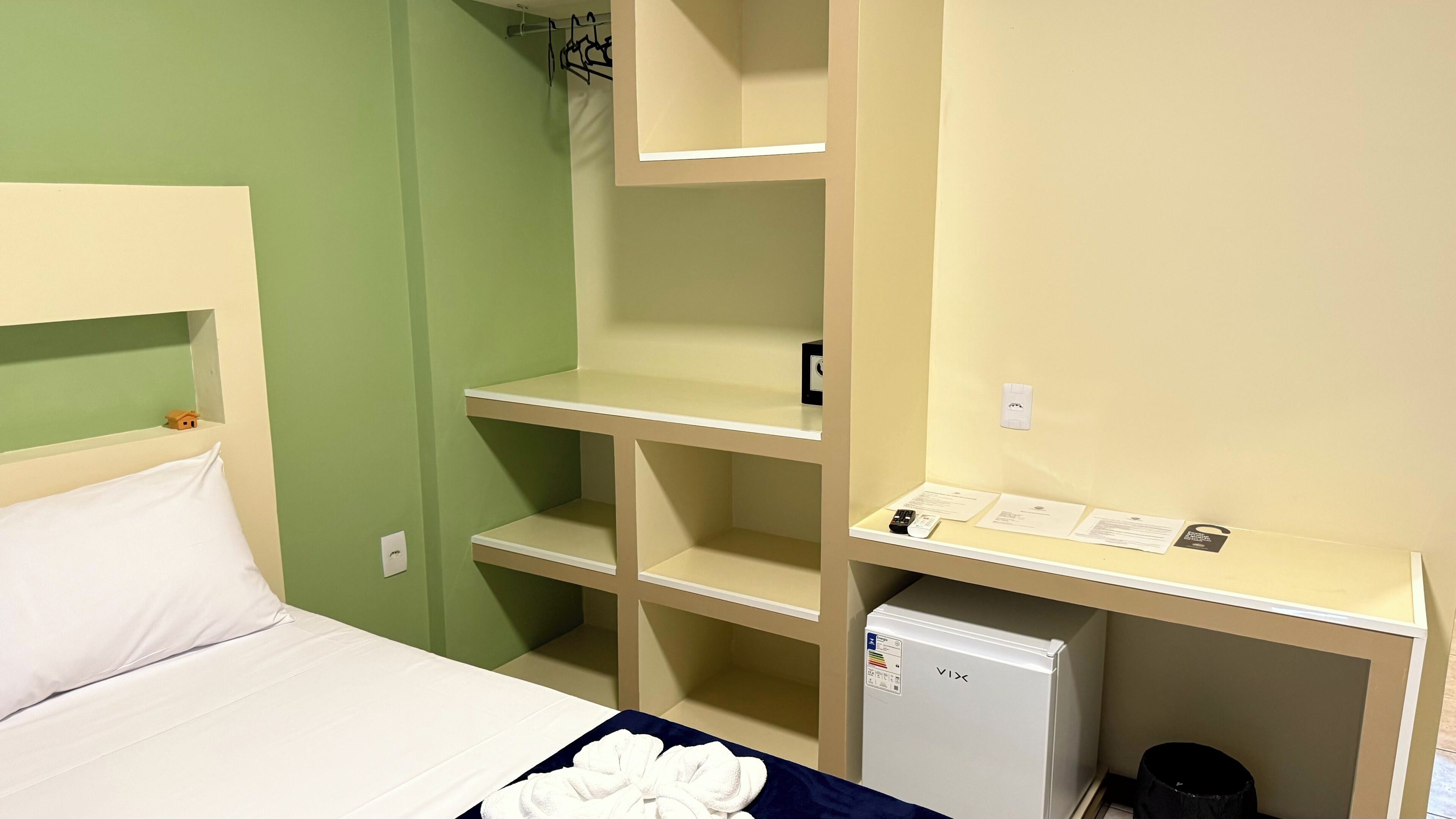 Superior-Vierbettzimmer, Mehrere Betten, Balkon, Strandblick | Minibar, Schreibtisch, laptopgeeigneter Arbeitsplatz, kostenloses WLAN