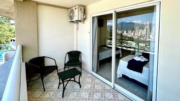 Minibar, desk, laptop workspace, free WiFi