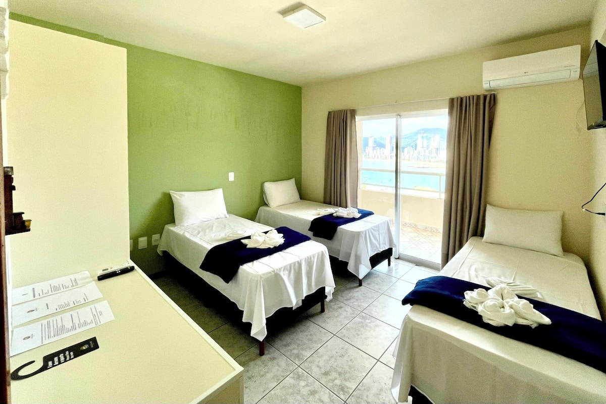 Habitación triple superior, 3 camas individuales, balcón, vista al océano | Minibar, escritorio, espacio para trabajar con laptop y wifi gratis