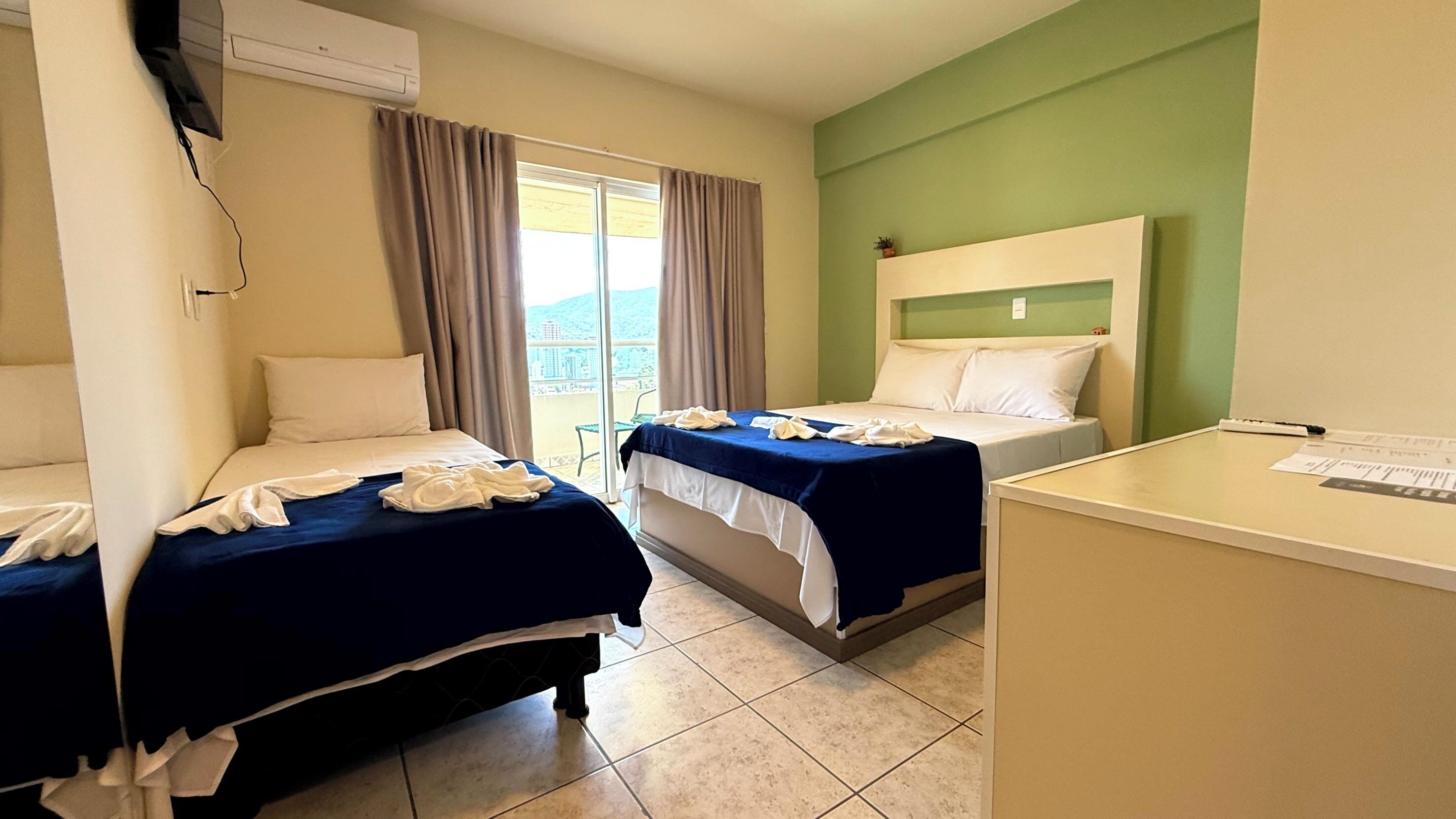 Habitación cuádruple superior, varias camas, balcón, vista a la playa | Minibar, escritorio, espacio para trabajar con laptop y wifi gratis 