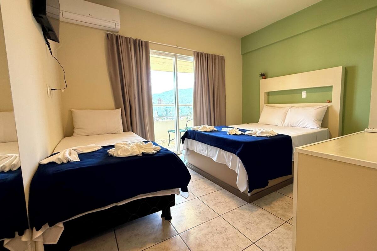 Quarto quádruplo superior, várias camas, sacada, vista para a praia | Frigobar, escrivaninha, espaço de trabalho para notebook