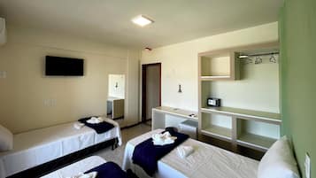 Superior driepersoonskamer, 3 eenpersoonsbedden, balkon, uitzicht op zee | Een minibar, een bureau, een laptopwerkplek, gratis wifi