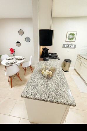 ميكروويف، فرن، موقد طهي مسطح، غسالة أطباق