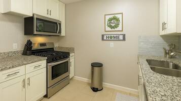 Mikrovågsugn, ugn, spishäll och diskmaskin