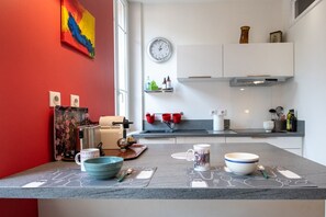 Geladeira, micro-ondas, fogão, lava-louças