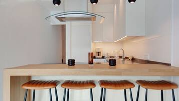 Fridge, oven, stovetop, coffee/tea maker