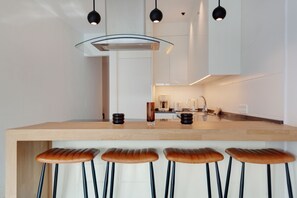 Een koelkast, een oven, een kookplaat, een koffiezetapparaat/waterkoker