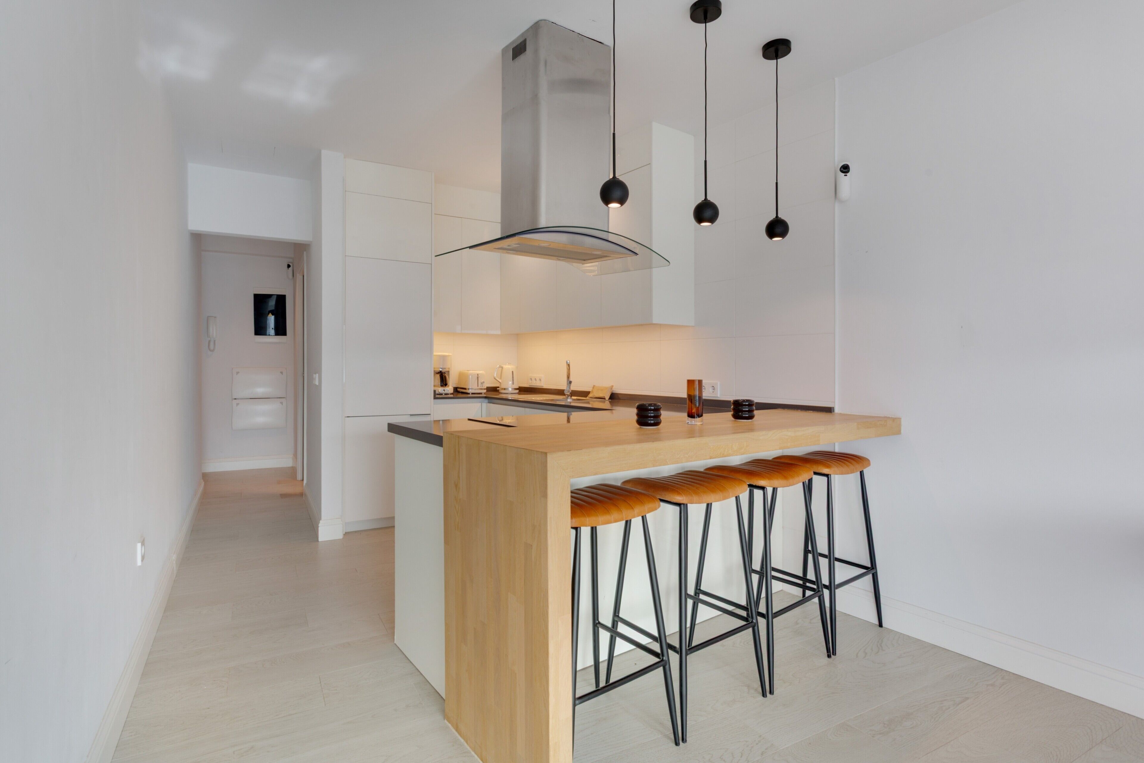 Fridge, oven, stovetop, coffee/tea maker