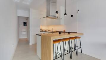 Fridge, oven, stovetop, coffee/tea maker