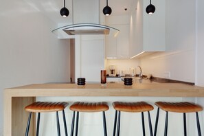 Refrigerador, horno, parrilla de estufa y cafetera y tetera 