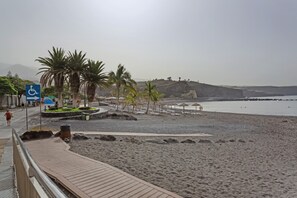 On the beach - Vacation Apartment 'Obsidian San Juan Beach View' with Sea View, Balcony and Wi-Fi (Guía de Isora)