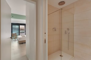 Douche, sèche-cheveux, serviettes fournies