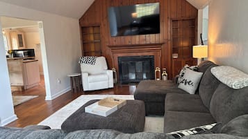 Een televisie en een open haard