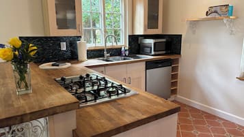 Een magnetron, een oven, een kookplaat, een vaatwasser