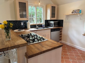 Een magnetron, een oven, een kookplaat, een vaatwasser