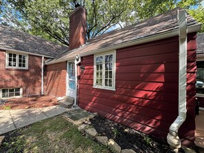 Exterior - Location , Location , Location ! Minutes to downtown and everything Pittsburgh ! (Pittsburgh)