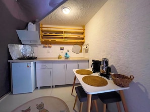 Frigobar, placa de cocina, utensilios de cocina