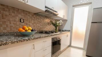 Réfrigérateur, four, plaque de cuisson