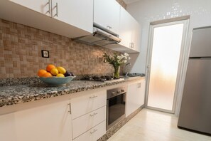 Refrigerador, horno, parrilla de estufa y utensilios de cocina 