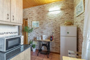 Réfrigérateur, four à micro-ondes, surface de cuisson, cafetière-théière