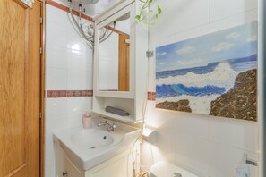 Douche, séchoir à cheveux, serviettes fournies