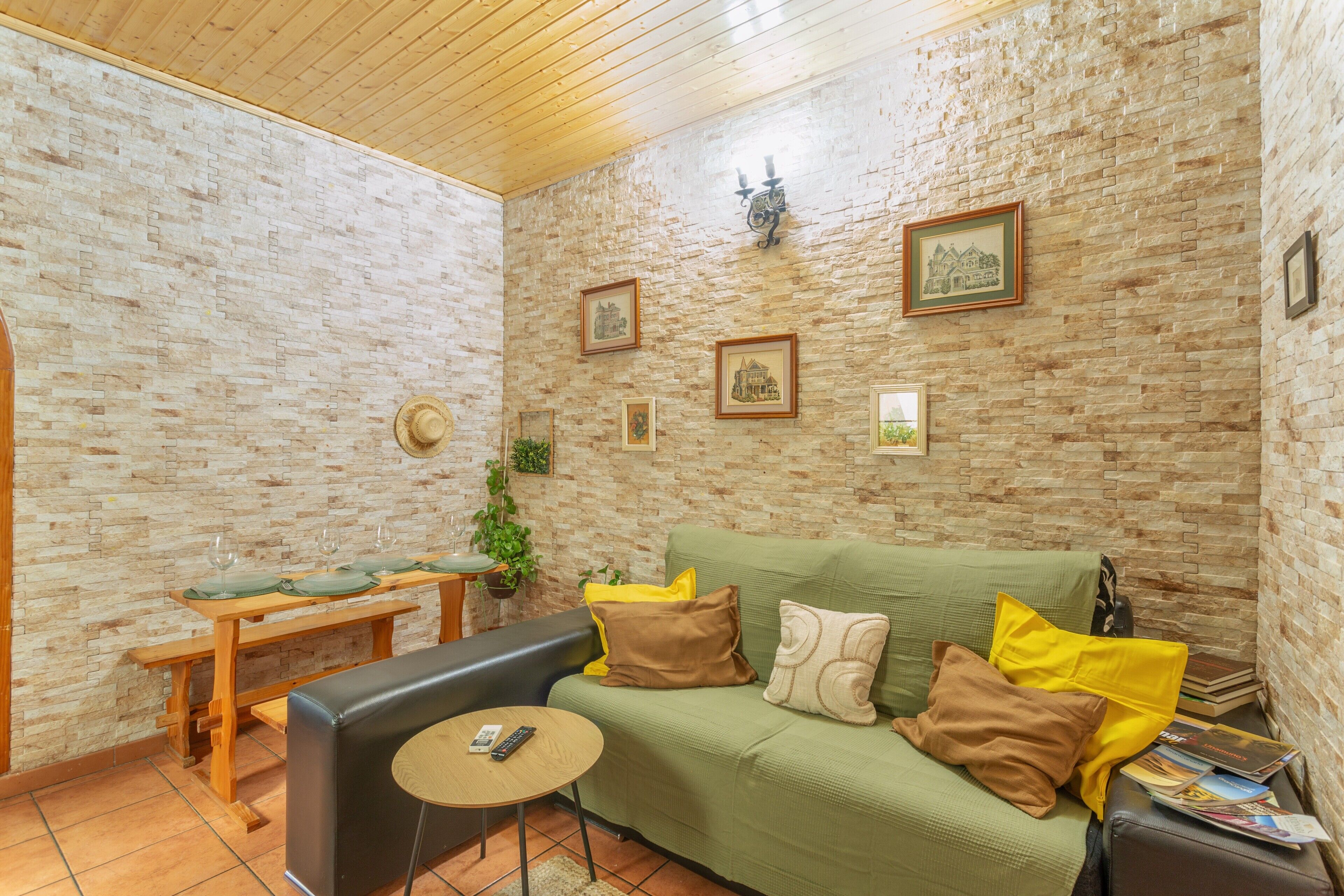 Een televisie en een open haard