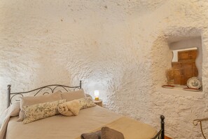 2 bedrooms, iron/ironing board, WiFi, bed sheets - Vacation Home 'Rosi Cave House' with Mountain View, Wi-Fi and Air Conditioning (Artenara)