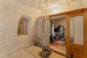 2 bedrooms, iron/ironing board, WiFi, bed sheets - Vacation Home 'Rosi Cave House' with Mountain View, Wi-Fi and Air Conditioning (Artenara)