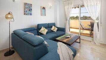 Apartment, 3 Bedrooms, Accessible, Smoking | Living area | Books