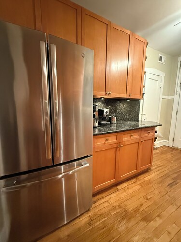 Superb, 2-bedroom condo in a charming neighborhood with AC in Chicago.