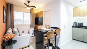 Een modern appartement met een eethoek, keuken en woonruimte.