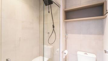 Appartamento | Bagno | Doccia, asciugacapelli, asciugamani, sapone