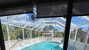Une piscine extérieure couverte offrant une vue dégagée sur le paysage environnant.