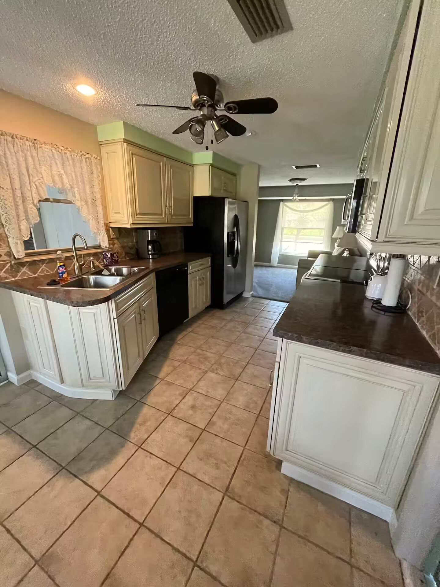 Micro-ondes, four, lave-vaisselle, cafetière/bouilloire