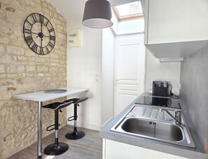 Réfrigérateur, four à micro-ondes, un four, surface de cuisson