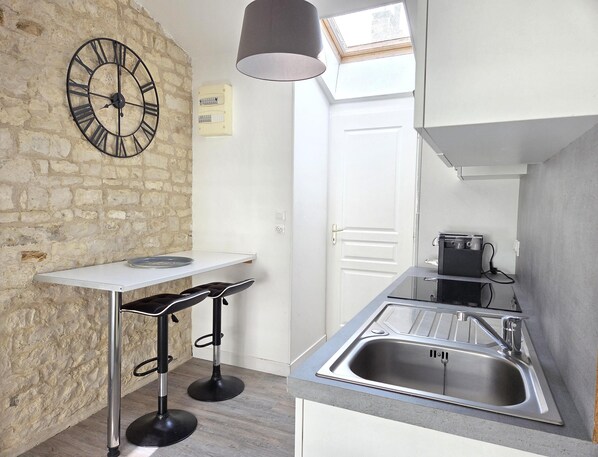 Fridge, microwave, oven, stovetop - LILAS appartement cosy et lumineux (Sainte-Marie-de-Ré)