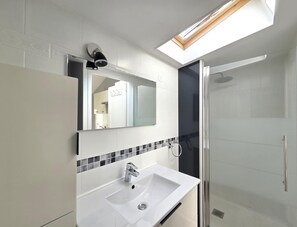 Shower, hair dryer - LILAS appartement cosy et lumineux (Sainte-Marie-de-Ré)