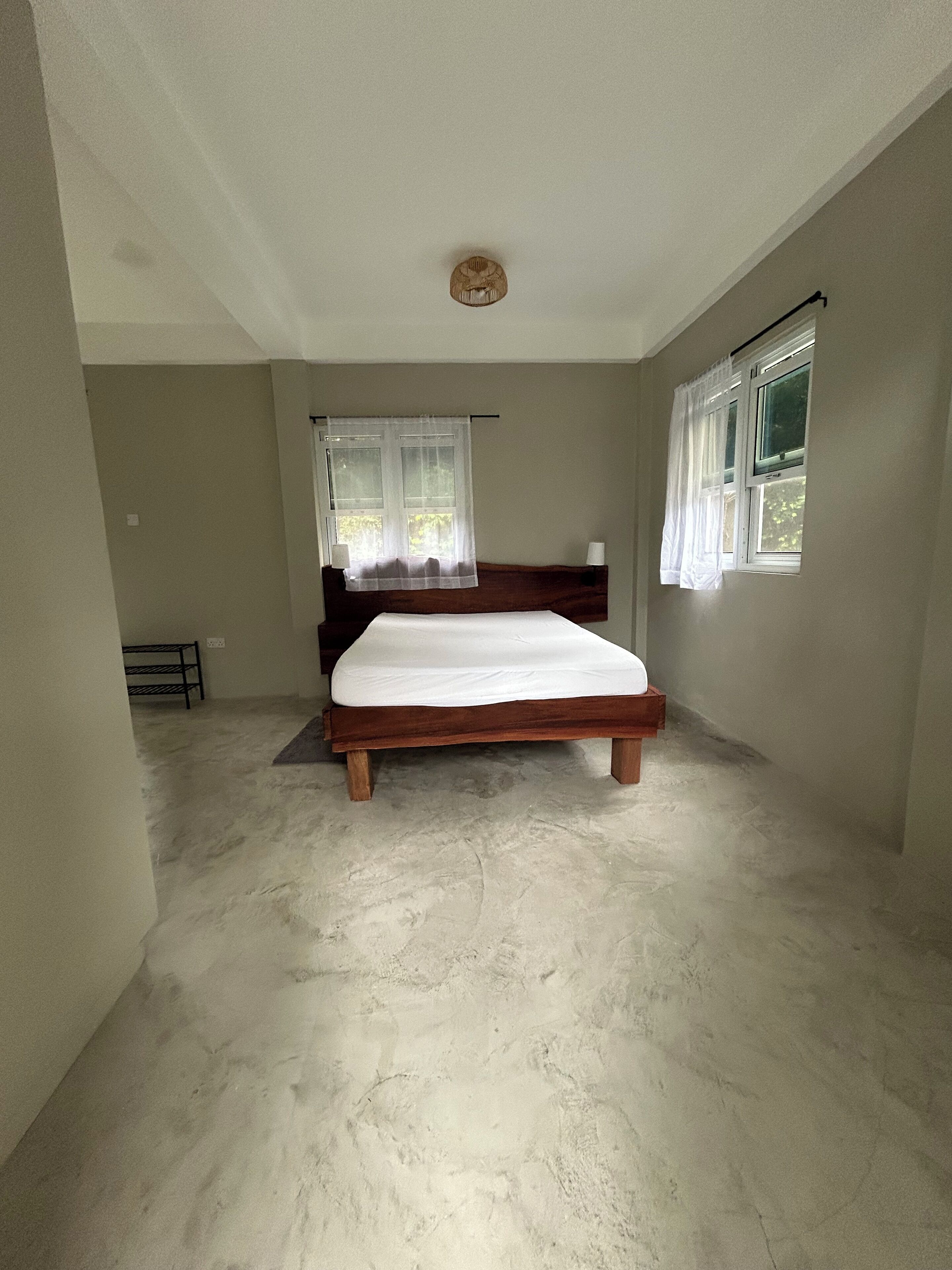 3 bedrooms, desk, iron/ironing board, WiFi (free)