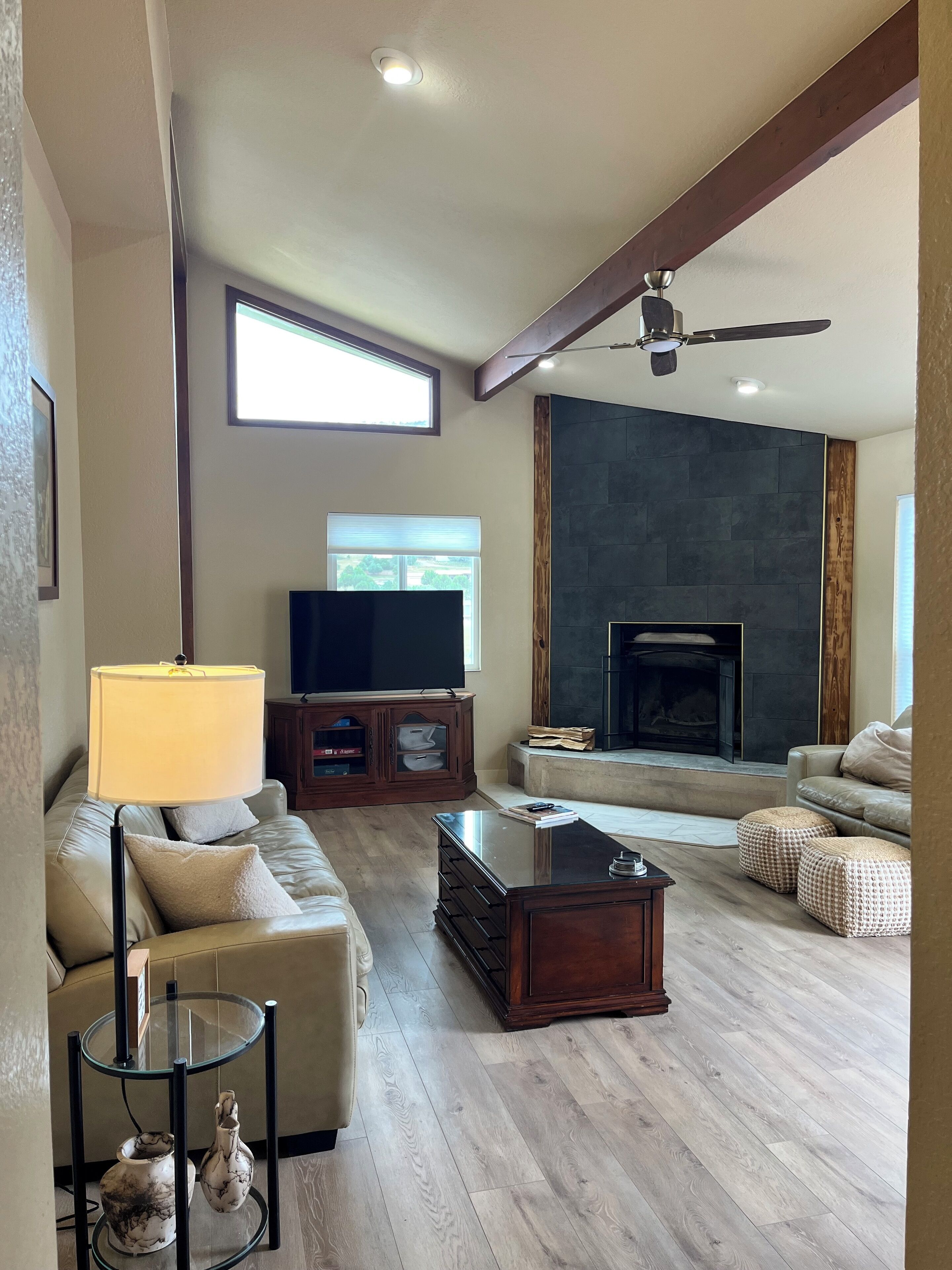 Smart-tv, videospelletjes, tafelvoetbal en een tafeltennistafel