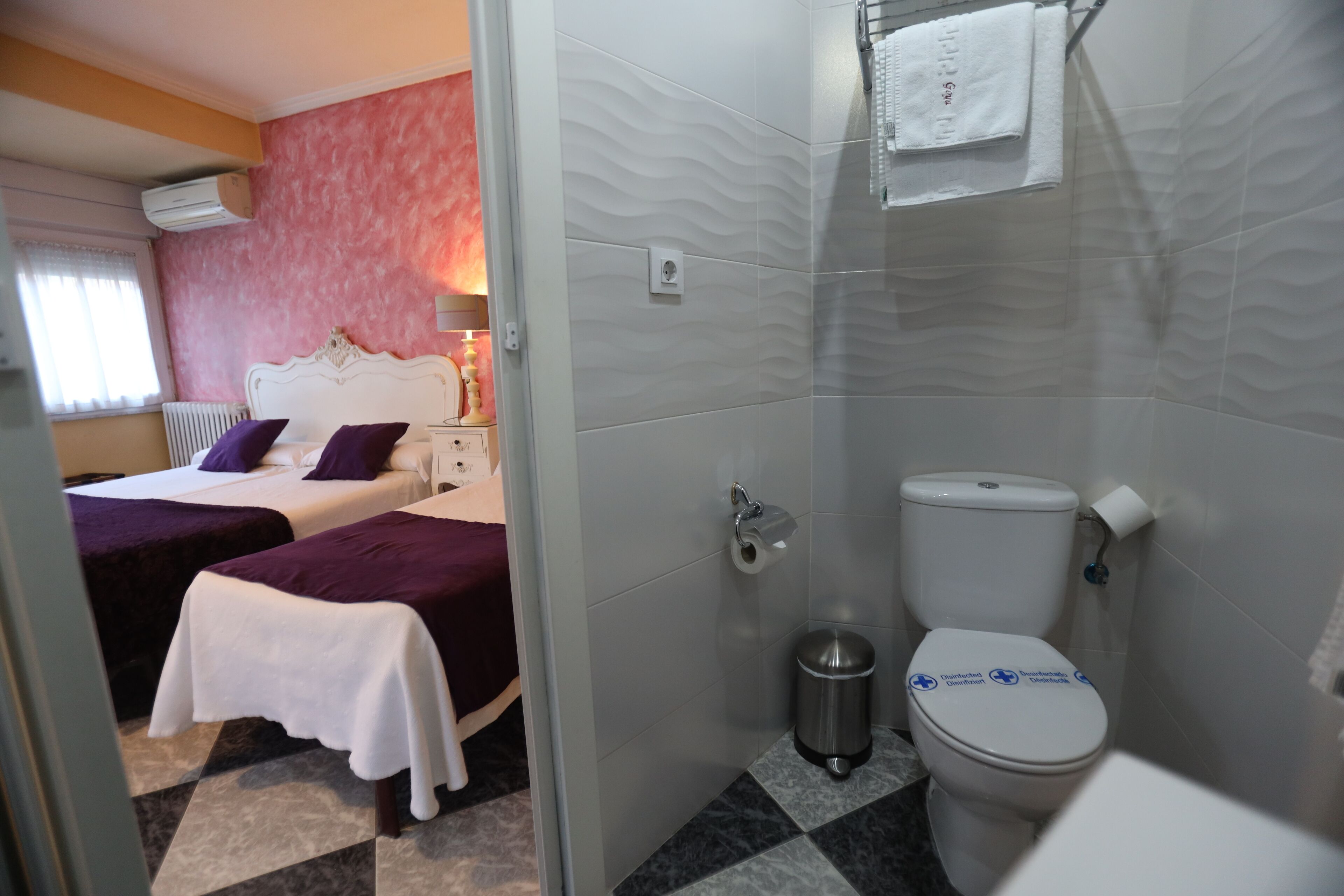 Chambre Quadruple, vue ville | Salle de bain | Sèche-cheveux, serviettes fournies, savon, shampoing