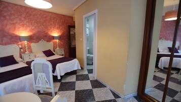 Habitación cuádruple, vistas a la ciudad | Escritorio, espacio para trabajar con un portátil, cortinas opacas