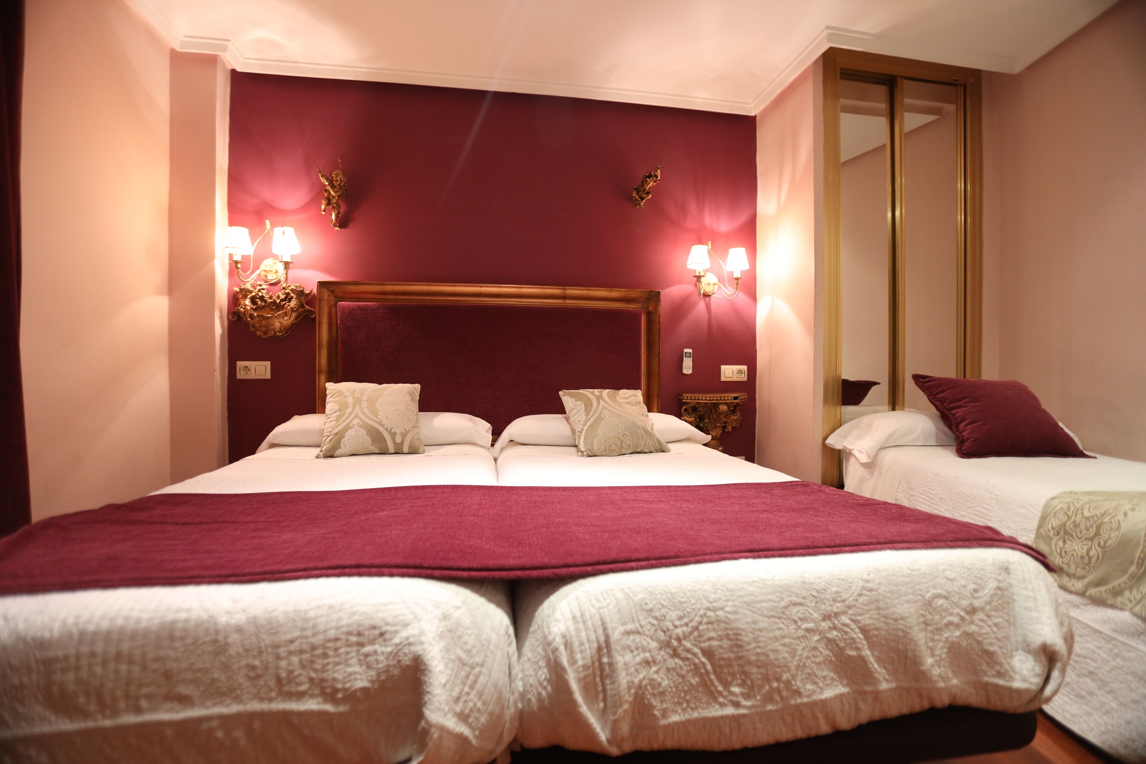 Bureau, espace de travail pour ordinateur portable, rideaux occultants