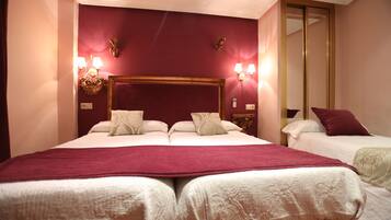 Eenvoudige driepersoonskamer, uitzicht op stad | Een bureau, een laptopwerkplek, verduisterende gordijnen