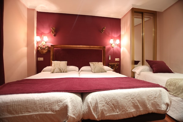 Eenvoudige driepersoonskamer, uitzicht op stad | Een bureau, een laptopwerkplek, verduisterende gordijnen