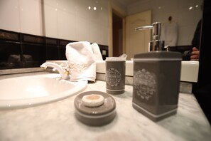 Habitación doble superior, vista a la ciudad | Baño | Secadora de cabello, toallas, jabón, shampoo